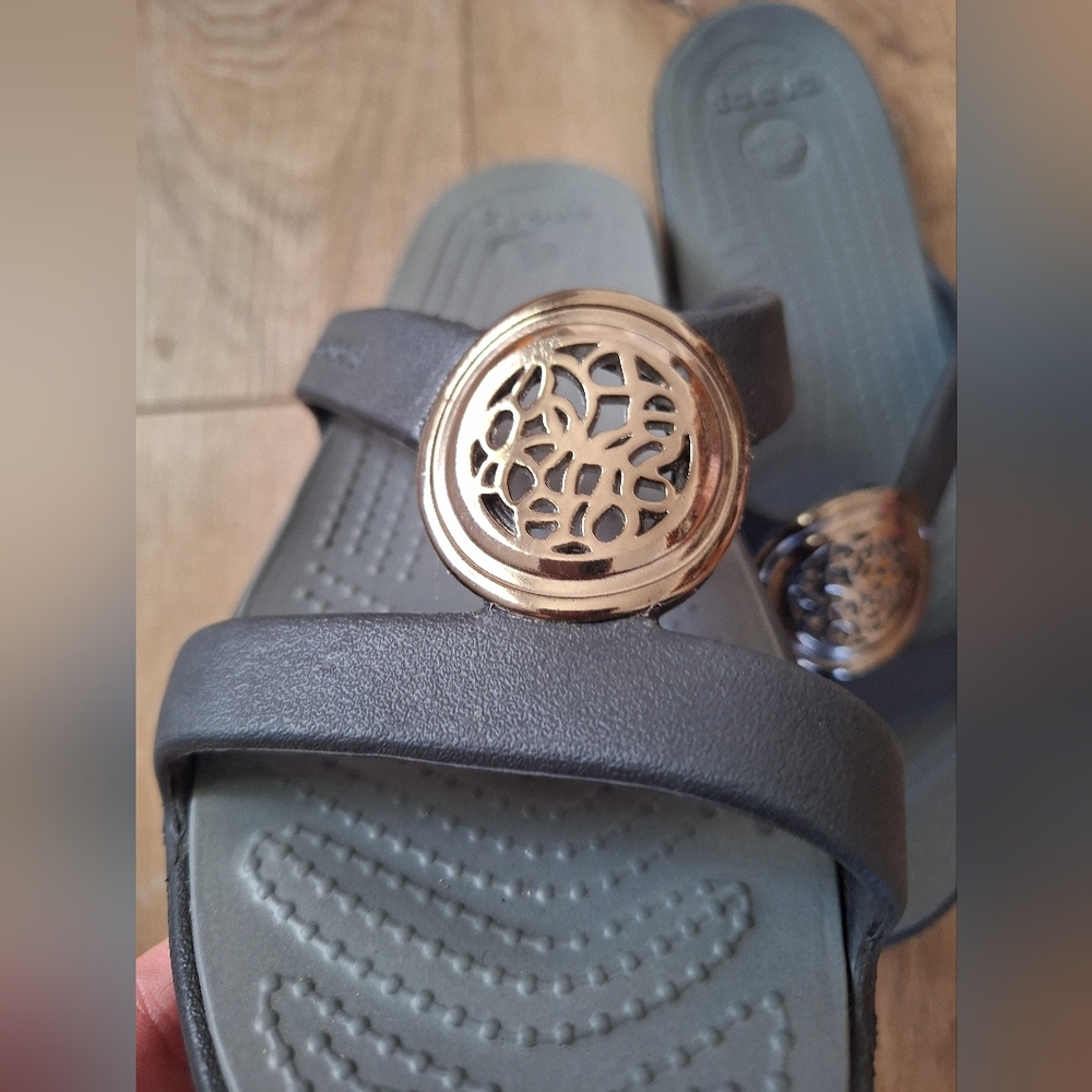 CROCS Sanrah Black Slide Sandals Size 8 Womens with Gold Medallion - Picture 2 of 5